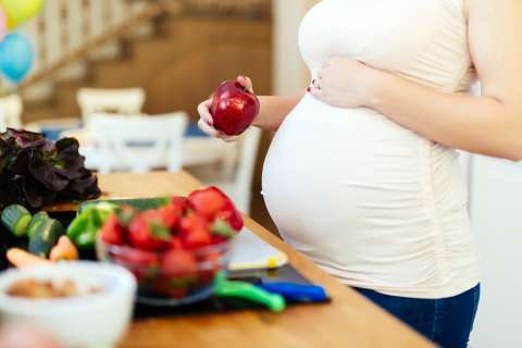 Pregnant_Woman_Holding_Apple